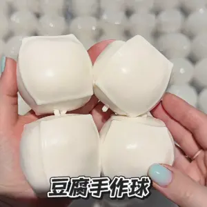 🤍 White Squishy Ball – Minimalist Soft TPR Fidget Toy