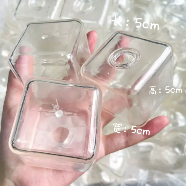 透明空心造型容器球皮手持展示,表面光滑反光