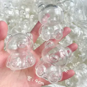 透明正方体空心球皮，边缘圆润，带圆形开口